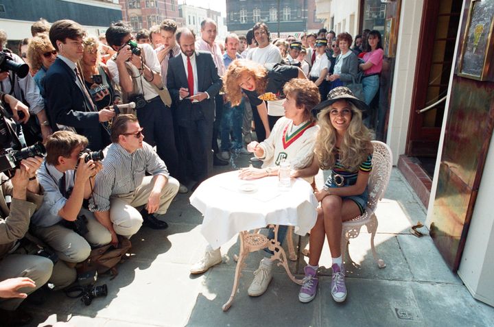 Ο 50χρνος τότε, Μπιλ Ουάινμαν με την 18χρονη Μάντι Σμιθ στα εγκαίνια του «Sticky Fingers» to 1989. 