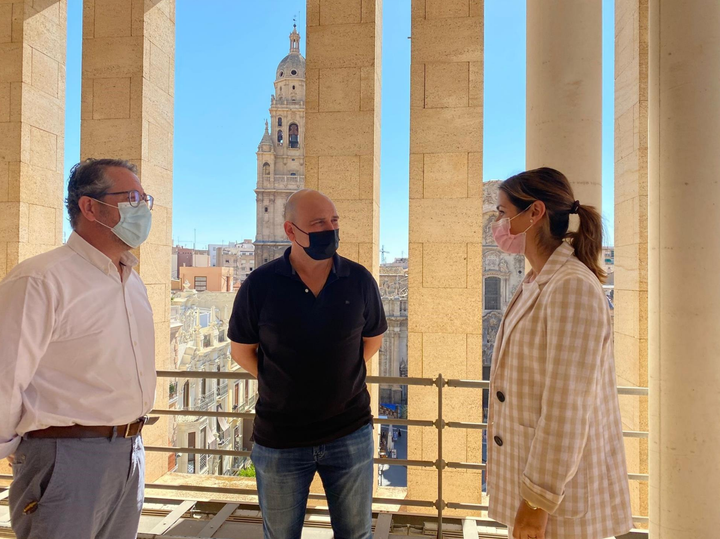 La concejala de Movilidad Sostenible y Limpieza Viaria, Carmen Fructuoso, y el delegado de Cespa en Murcia, Antonio Igualada, han querido reconocer l trabajo de un trabajador del Ecopunto móvil del servicio de Limpieza Viaria, José María Hernández