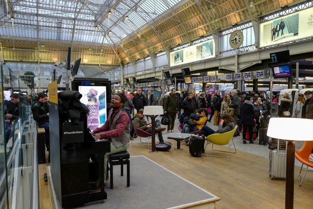 Un homme jouant du piano dans la Gare de Lyon à Paris, le 15 février 2018.