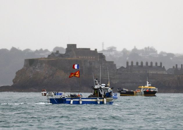 Le 6 mai 2021, des pêcheurs français avaient manifesté  devant le port de Saint-Helier de Jersey pour attirer l'attention sur leur situation post-Brexit (Photo by Sameer Al-DOUMY / AFP) / ALTERNATIVE CROP