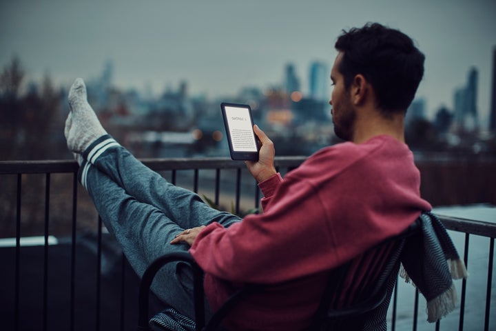 Leyendo un Kindle al atardecer.