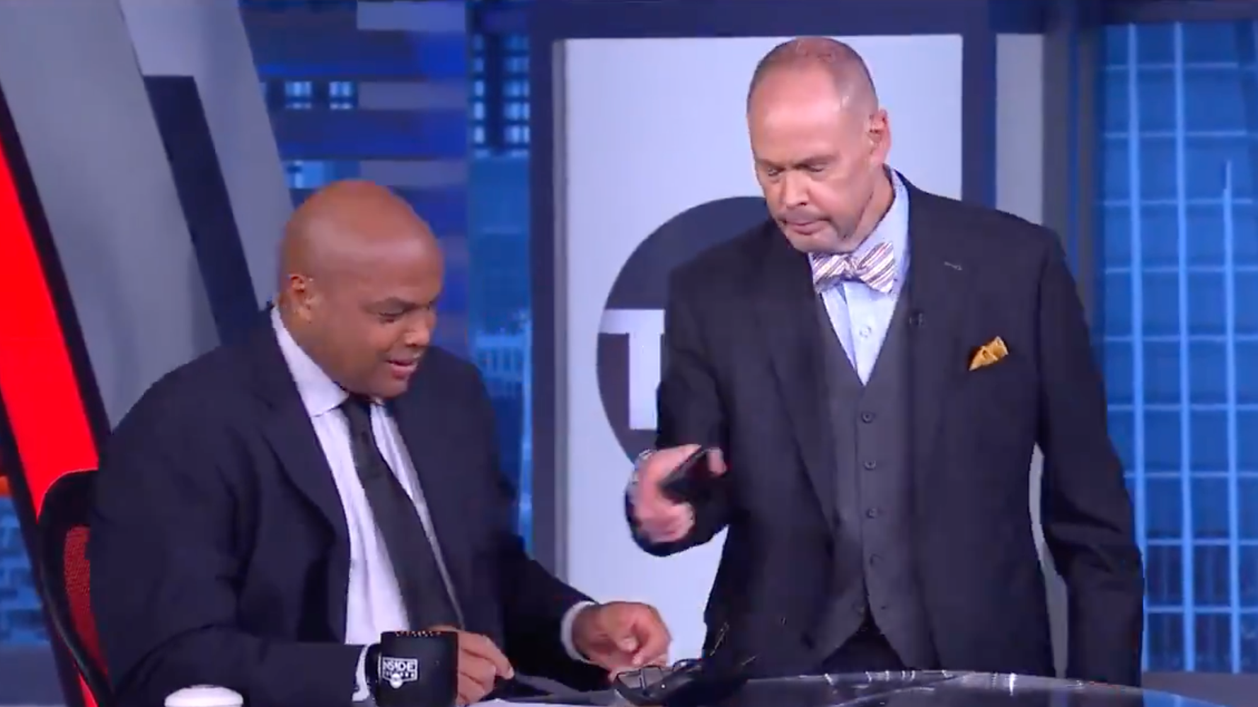 Charles Barkley Humiliated When He Can't Turn Off Phone On Live TV