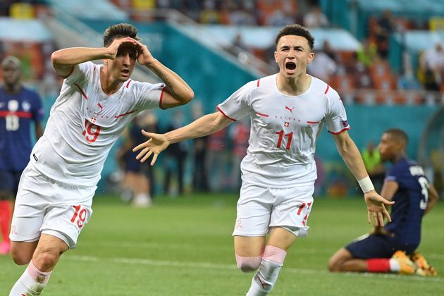 L'attaquant suisse Mario Gavranovic (à gauche) célèbre son but inscrit à la 90e minute contre la France, à Bucarest en Roumanie, le 28 juin 2021.