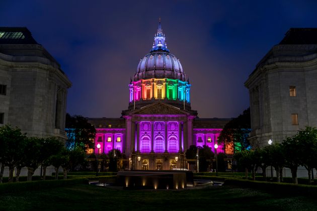 LGBTQコミュニティに敬意を評して、レインボー色にライトアップされたサンフランシスコ市庁舎（2019年6月26日）