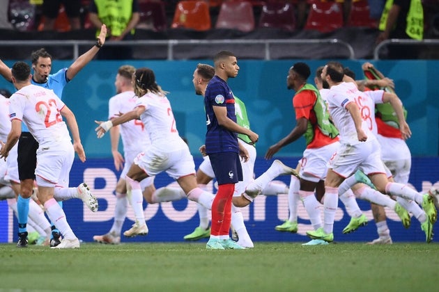 Kylian Mbappé après avoir raté son pénalty face à la Suisse lors de l'Euro 2020, à Bucarest le 28 juin 2021