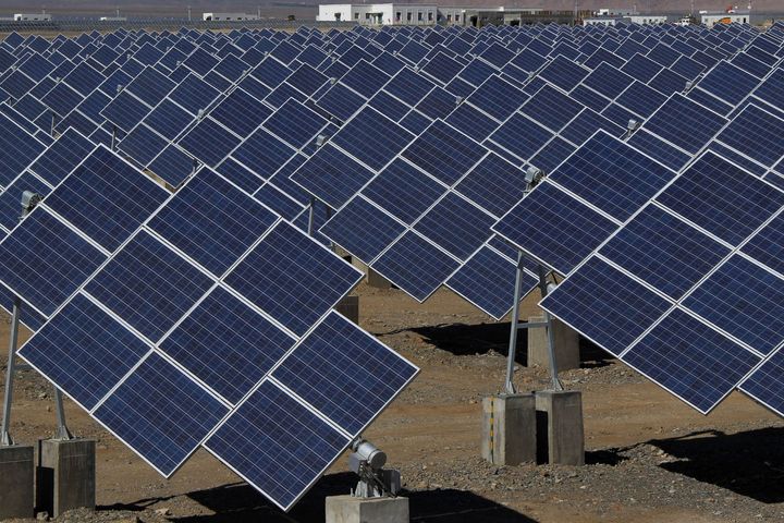 2013年5月、中国の新疆ウイグル自治区にある太陽光発電所で、大型ソーラーパネルが見られる