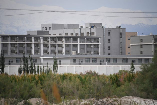 イスラム教徒の少数派ウイグル族らを収容して再教育する施設とみられる建物の一つ（中国・新疆ウイグル自治区アクト）