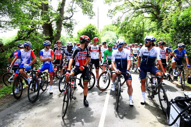 Chutes et blessés sur le Tour de France: les coureurs protestent au début de la 4 étape (Photo de Michael Steele/Getty Images)