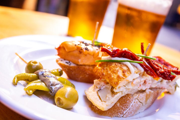 Imagen de archivo de unos pinchos junto a unas cervezas.