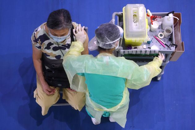 Εικόνα αρχείου. Ταϊβάν 25 Ιουνίου 2021. Μία γυναίκα 75 ετών εξετάζεται πριν εμβολιαστεί. REUTERS/Ann Wang/File Photo