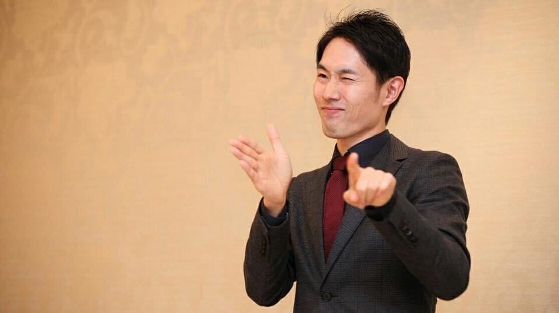 聴こえない親の子として生まれ 手話通訳士 になった 彼が見つめた ろう者の現実 ハフポスト 聴こえない親の子として生まれ 手話通訳士 になった 彼が見つめた ろう者の現実 ハフポスト