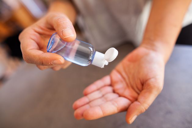 Cette photographie présente une personne en train de se désinfecter les mains à l'aide d'une lotion hydroalcoolique anti-bactérie, virus, à l'alcool.