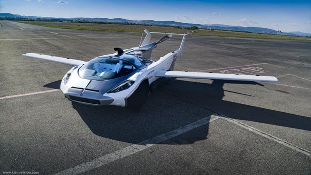 La AirCar sur l'aéroport de Nitra se préparant à décoller.