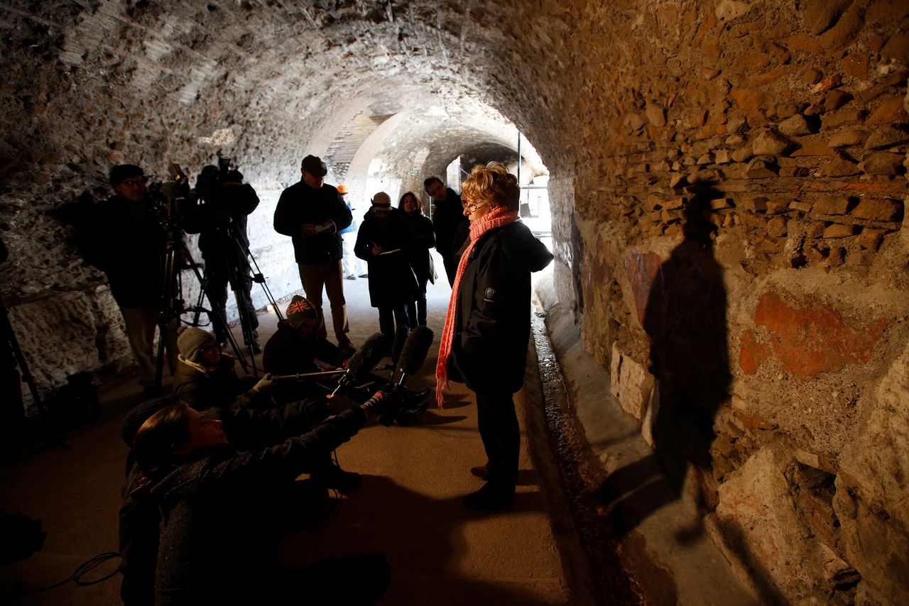 Η διευθύντρια του αρχαιολογικού συγκροτήματος Κολοσσαίου μιλά σε δημοσιογράφους κατά τη διάρκεια συνέντευξης Τύπου στο αρχαίο Κολοσσαίο.