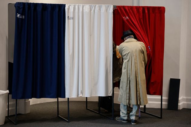 Un électeur photographié dimanche 27 juin dans un bureau de vote du Touquet (Pas-de-Calais)