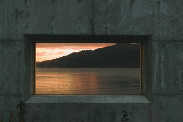 Ένα τείχος στην Ιαπωνία. Εχει στόχο να προστατεύει από τσουνάμι, αλλά κρύβει και τη θάλασσα.