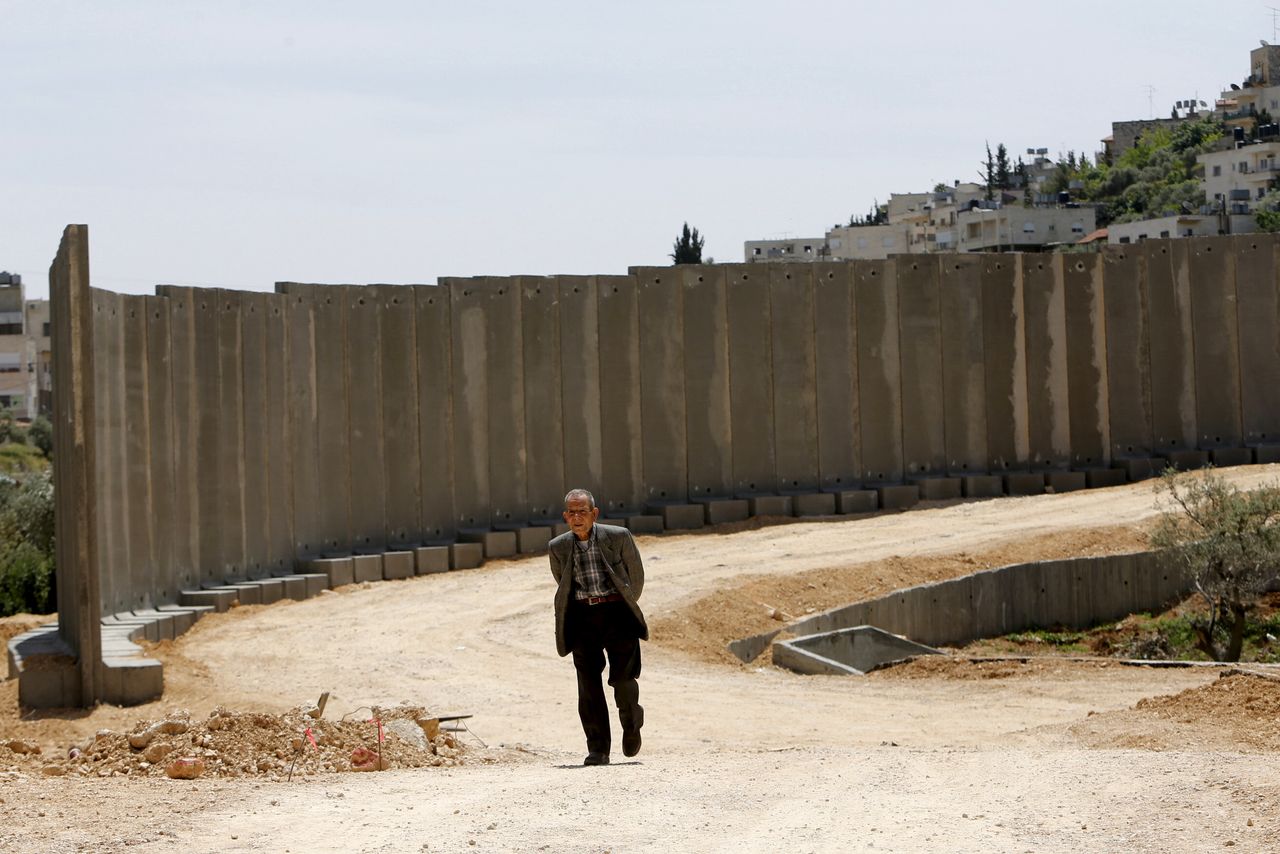 Το τσιμέντο χτίζει, αλλά μπορεί επίσης να διαχωρίσει. Ένα αμφιλεγόμενο τείχος στην πόλη Beit Jala στη Δυτική Όχθη