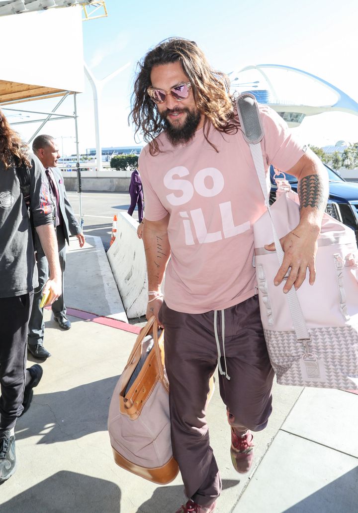 ロサンゼルス国際空港に現れたモモア（2020年1月6日撮影）。ピンクのバッグは、クライミングブランド「So iLL」とコラボした商品で、モモアのタトゥーの柄が入っています