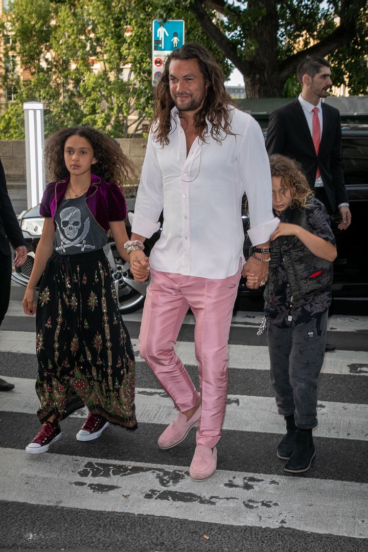フランス・パリの有名レストランにやってきたモモア（2019年6月28日撮影）。パンツとシューズがピンクで、手をつないでいるのはモモアの子どもたち