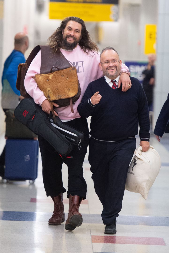 『アクアマン』のプロモーションは大忙しだったそうですが、ニューヨークのJFK空港に降り立ち笑顔を見せました（2018年11月29日撮影）