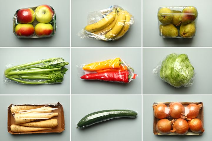 スーパーで売られているプラスチック包装の野菜や果物