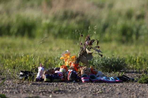 Des chaussures, des fleurs et des peluches ont été déposées sur le site d'un ancien pensionnat pour autochtones de l'Église catholique, accusée de torture sur cette communauté.