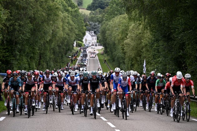 Photo prise sur la 1ère étape du Tour de France, où la pancarte d'une spectatrice a provoqué la chute d'une partie du peloton
