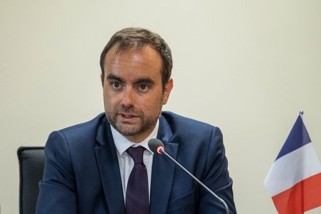 Sébastien Lecornu, ici lors d'une conférence de presse en août 2020, va cumuler son poste de ministre des Outre-mer avec celui  de président du département de l'Eure (Photo by Fabien Dubessay / AFP)