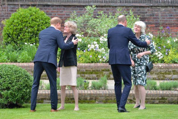 Le duc de Sussex et le duc de Cambridge saluent leurs tantes Lady Sarah McCorquodale (deuxième à gauche) et Lady Jane Fellowes (à droite