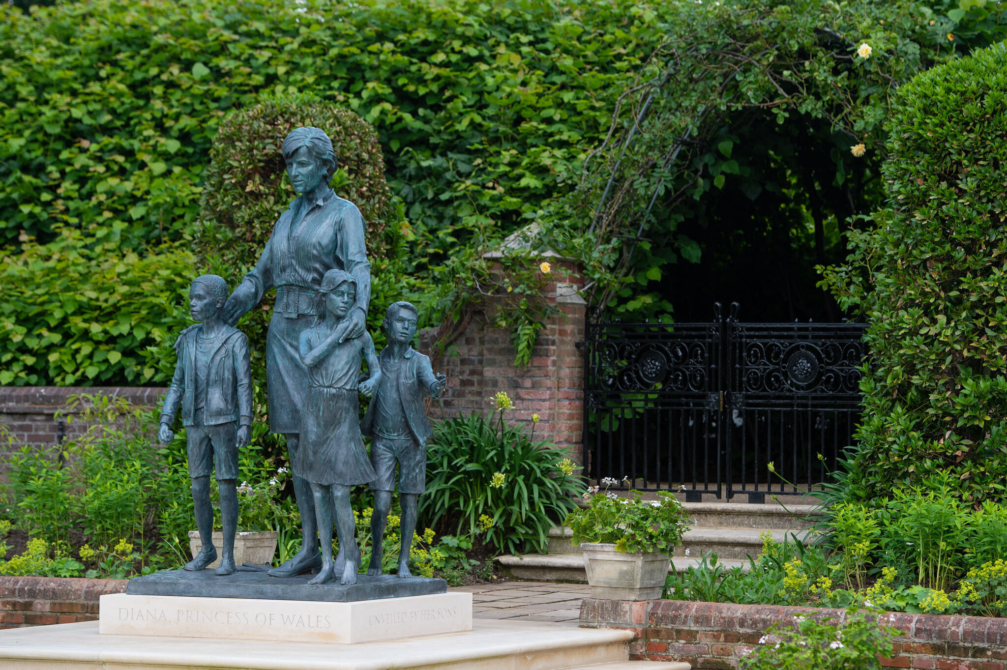 Here's Why Princess Diana's New Statue Also Features 3 Children ...