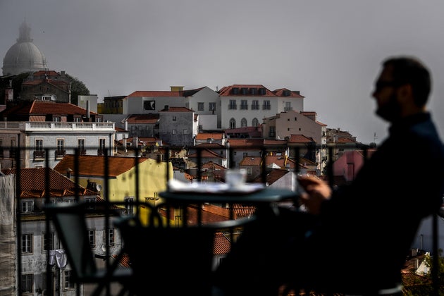 À cause d'une reprise de l'épidémie de covid-19, les autorités portugaises ont restauré un couvre-feu dans 45 communes dont la capitale Lisbonne et Porto (photo d'illustration prise début avril à Lisbonne).