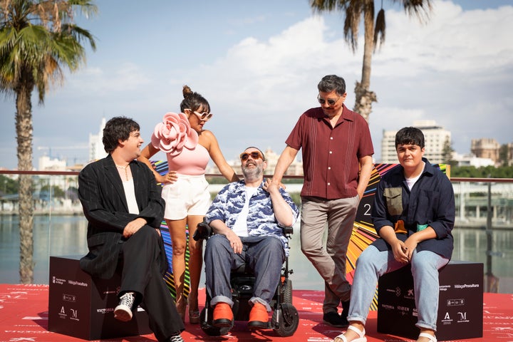 Bob Pop, en el Festival de Málaga, rodeado por Candela Peña y Carlos Bardem, que interpretan a sus padres, y por los dos actores que le dan vida en su adolescencia y juventud, Carlos González y Gabriel Sánchez.