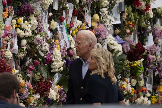 Joe y Jill Biden visitan el memorial de las víctimas de