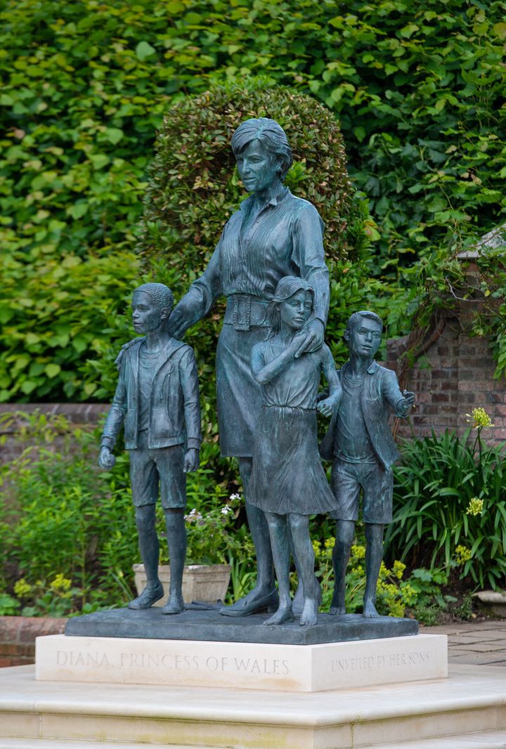 銅像のダイアナ妃は短いアフロヘアと思われる子どもの上に右手を置き、スカートをはいた子どもと左手をつないでいる。もう一人、ダイアナ妃の後ろに子どもが立っている