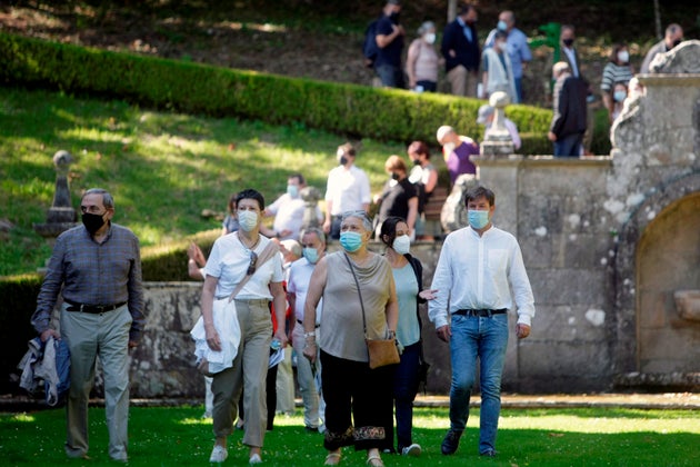 Varios de los visitantes, entrando en el recinto del Pazo de