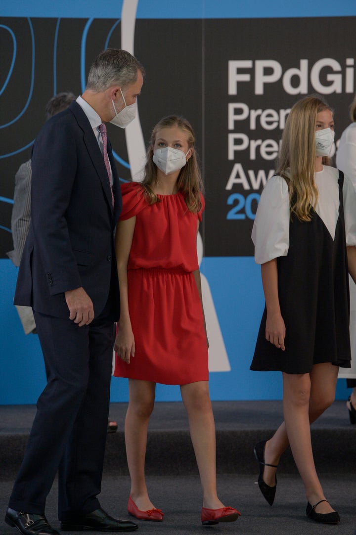 La princesa Leonor hablando con su padre, Felipe VI.