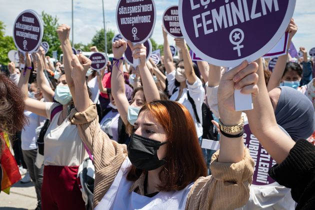 Le 19 juin 2021, des milliers de femmes turques de différentes villes se sont rassemblées à Istanbul pour soutenir la Convention d'Istanbul, un traité européen de prévention et de lutte contre les violences faites aux femmes, dont le gouvernement turc s'est retiré en 2021. (Photo by Diego Cupolo/NurPhoto via Getty Images)