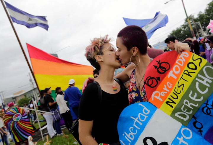 Dos mujeres besándose en el Orgullo en Nicaragua en 2018.