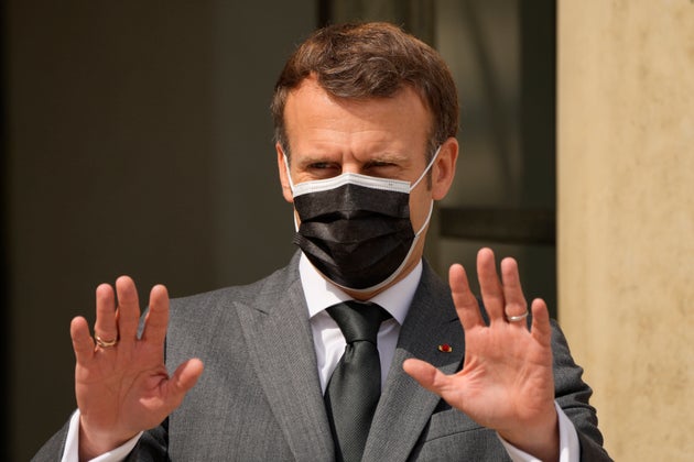 Emmanuel Macron, ici avant un entretien diplomatique à l'Elysée le 1er juillet, est la cible des oppositions qui pointent ses contradictions sur les sujets du féminisme et de la racialisation de la société.