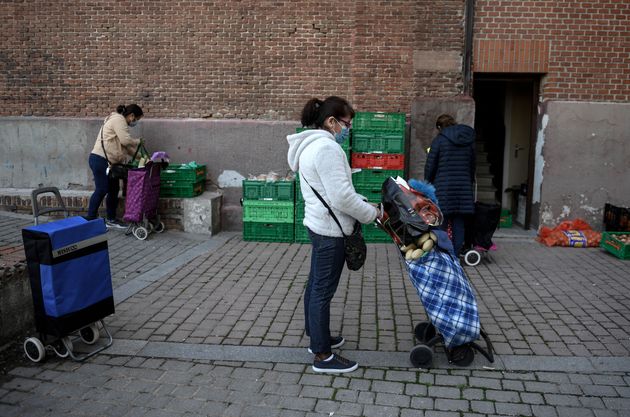 Amanda Gomez, 53 ans, fait la queue pour recevoir une aide alimentaire devant la paroisse de San Ramon Nonato à Madrid, le 10 mars 2021. Un an après que la pandémie ait frappé l'Espagne, le besoin d'aide alimentaire est monté en flèche dans le pays, en particulier chez les travailleurs des secteurs les plus durement touchés par la crise économique qui a suivi. (Photo by OSCAR DEL POZO/AFP via Getty Images)