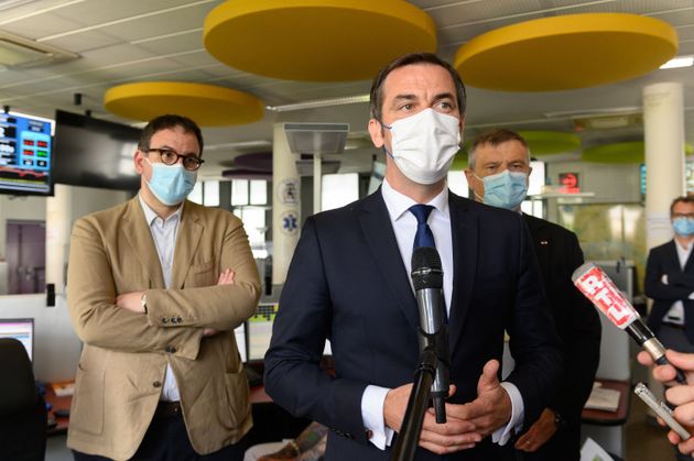 Olivier Véran, ici photographié au cours d'une visite dans un hôpital parisien début juin, a prévenu ce vendredi 2 juillet que l'été pourrait être 