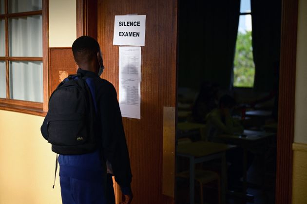 Un lycéen devant une salle d'examen du baccalauréat, lors de l'épreuve de philosophie, au lycée Hélène Boucher de Paris, le 17 juin 2021.