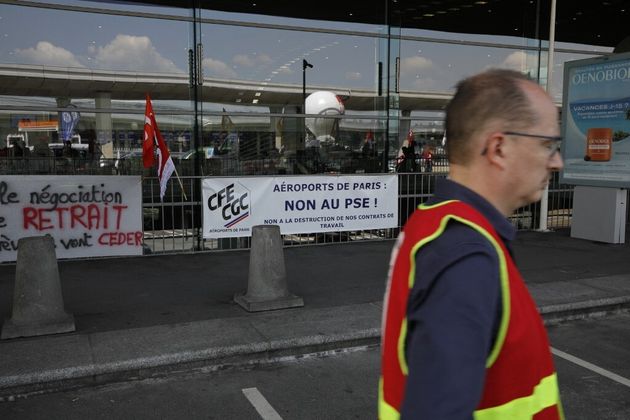 Un piquet de grève devant l'aéroport de Roissy Charles de Gaulle, le 2 juillet 2021