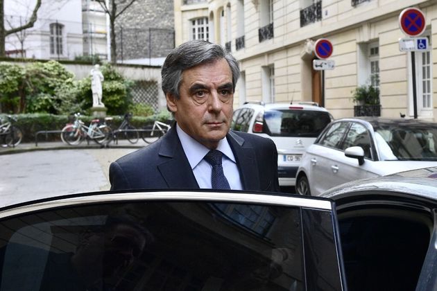 François Fillon quittant son domicile parisien le 24 février 2020