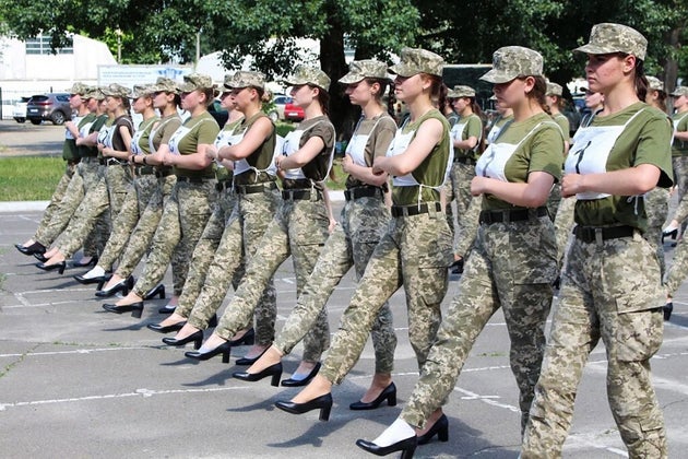 En Ukraine, des militaires défilent en talons, à Kiev, le 1er juillet 2021