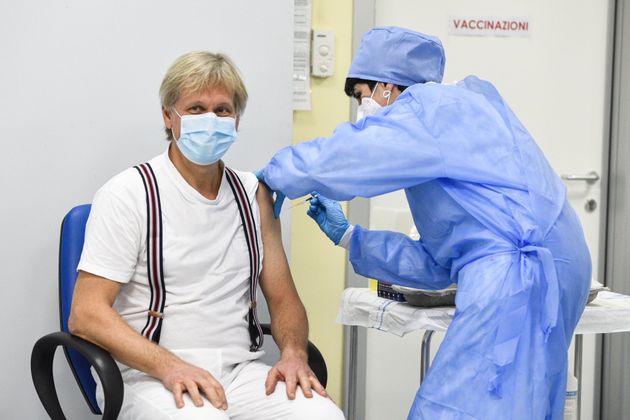 En Italie, l'obligation vaccinale entraîne une levée de boucliers de 300 soignants (Photo d'illustration: Dans un hôpital italien, le chef de service du département des maladies infectieuses de ce même hôpital de Cremona en décembre 2020. Par Piero Cruciatti/Pool via REUTERS)