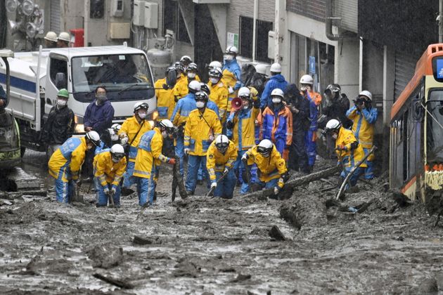 교도통신이 찍은 2021년 7월 4일 일본 도쿄 서부 아타미 이즈산지구에서 경찰이 폭우로 인한 산사태 현장에서 수색구조 작업을 벌이고