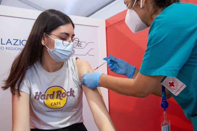 Inizio scuola 2021, De Luca incalza: “In presenza solo se ci sarà l’80% degli studenti vaccinati” Inizio scuola 2021, De Luca incalza: “In presenza solo se ci sarà l’80% degli studenti vaccinati”