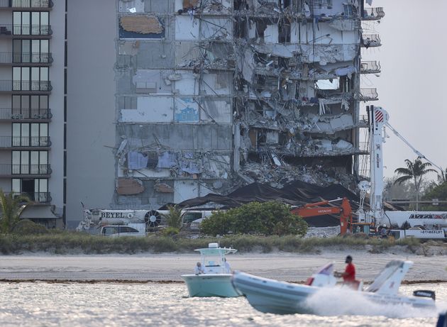 La partie restante de l'immeuble Champlain Towers South partiellement effondré, à Surfside en Floride, le 4 juillet 2021.