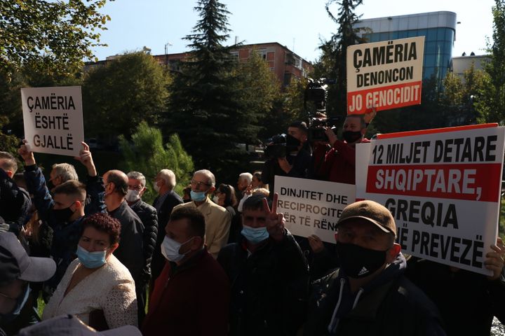 Φωτογραφία αρχείου - Τίρανα 20 Οκτωβρίου 2020 Μέλη του Κόμματος για τη Δικαιοσύνη, την ενσωμάτωση και της Ενότητας και η Εθνική και Πολιτική Ένωση «Τσαμουριά» διαδηλώνουν με πλακάτ για την «ελληνική γενοκτονία κατά των Τσάμηδων» με αφορμή τη συνάντηση του Ελληνα ΥΠΕΞ Νίκου Δένδια με τον Αλβανό πρωθυπουργό Ε. Ράμα στα Τίρανα.